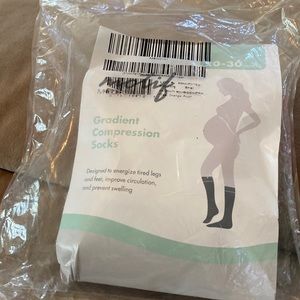 Motif medical gradient compression socks size small